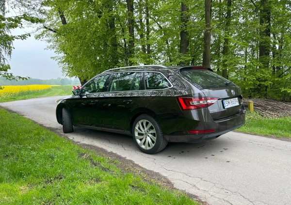 Skoda Superb cena 72000 przebieg: 152000, rok produkcji 2017 z Biała małe 56